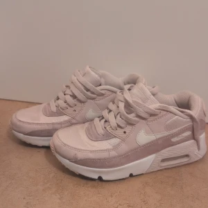 Nike Air Max 90 ljusrosa sneakers - Nike Air Max 90 sneakers i ljusrosa och vitt med klassisk synlig luftbubbla i sulan. 