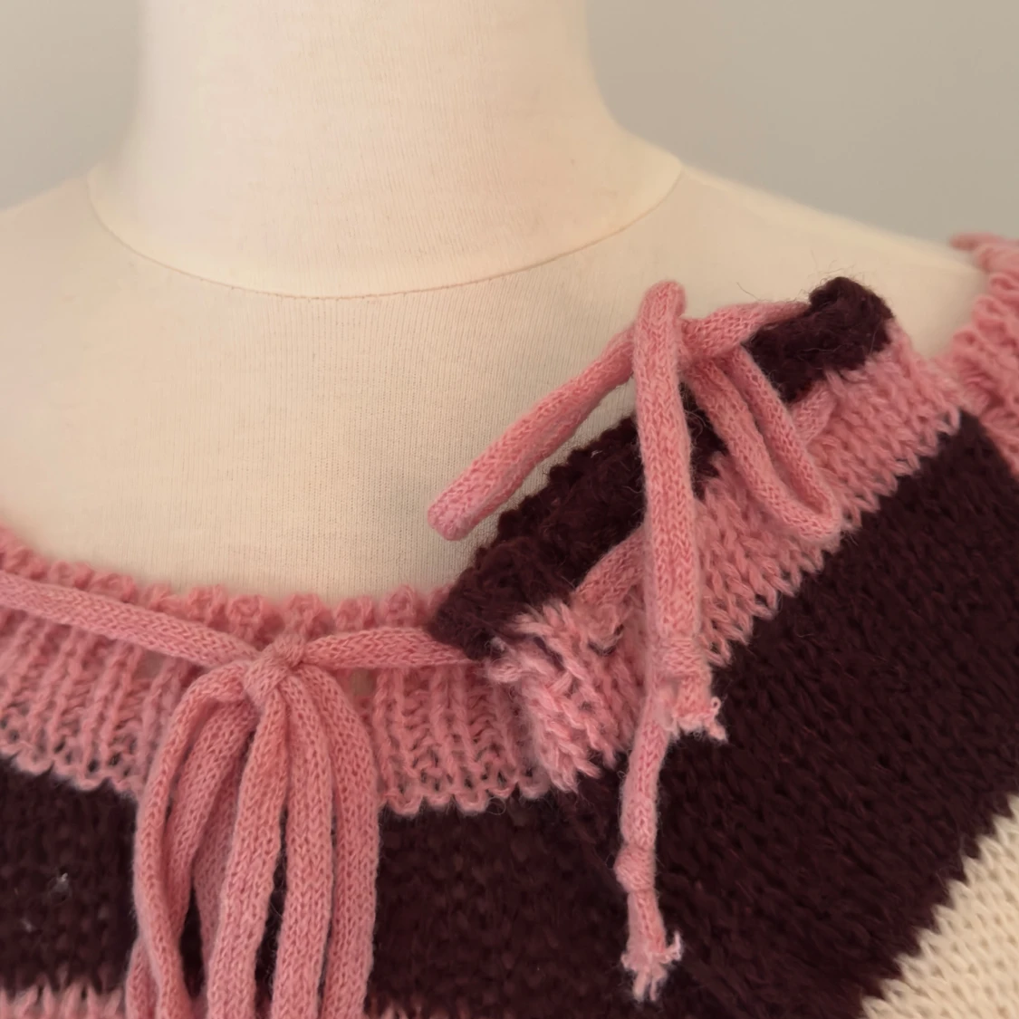 Randig stickad tröja med snörning - 2