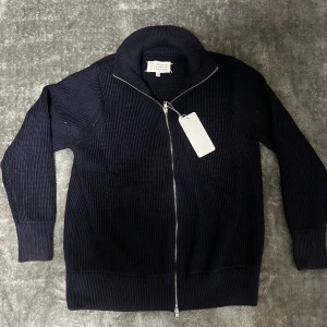 Snygg mörkblå fullzip från MM - Snygg MM mörkblå fullzip, aldrig använd med tag, vid frågor hör av er, pris kan diskuteras!