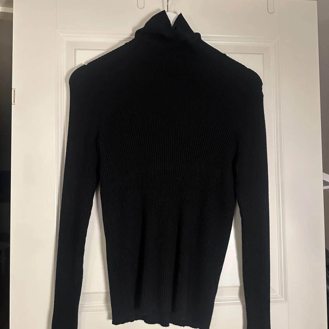 Svart ribbad polotröja från Indiska