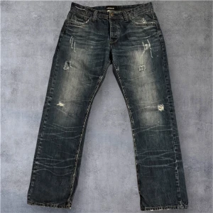 Fishbone Jeans - As feta slim bootcut, sitter ungefär som Levis 512. As snygg wash och slitningar, knappast använda! Storlek W36L32 men är mer som W34L34!