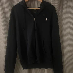 Ralphlauren Zip Tröka  - Tja, säljer nu denna ralphlauren zip tröja då det blivit lite för liten. Den är inte använd så mycket och har en väldigt bra kvalité. Skriv för fler bilder. MVH Alfred 
