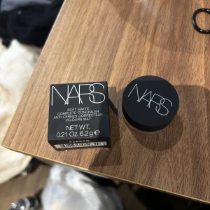 Nars Soft Matte Concealer - Endast swatchad. För mörk för mig. Färg: Caramel. Köpt för 450kr. 