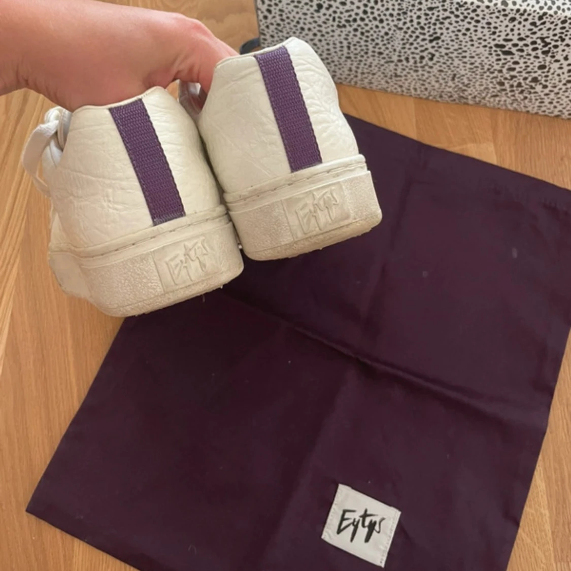 Vita sneakers från Eytys med lila detalj - 2