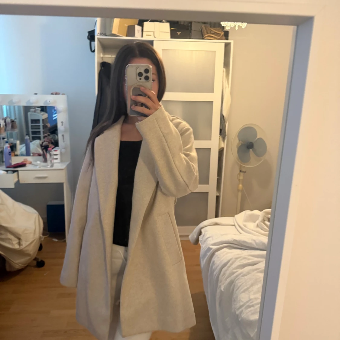 Beige kappa med bred krage - 1