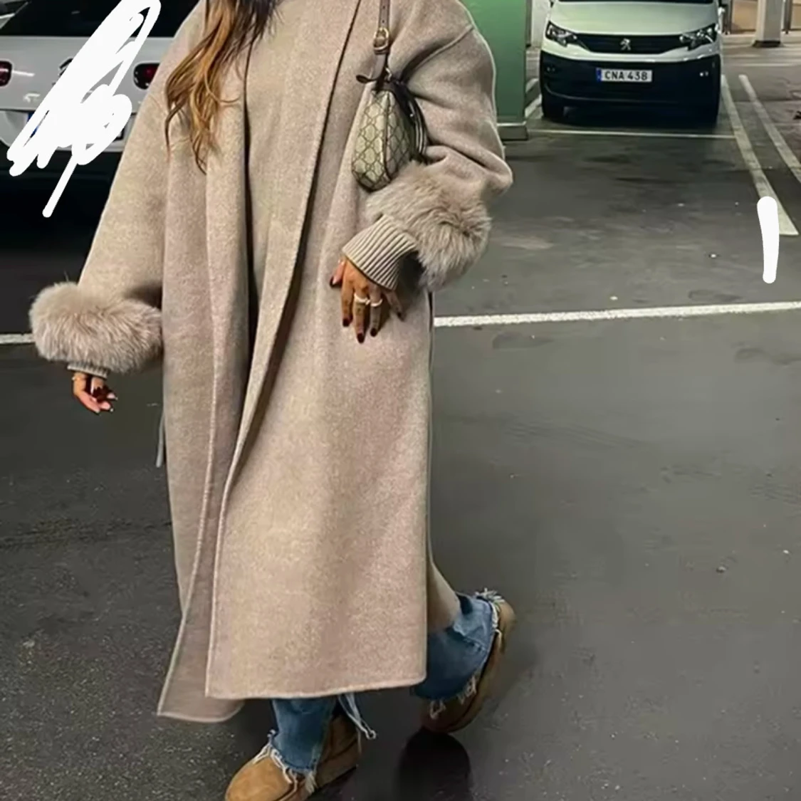 Beige kappa med pälsdetaljer storlek s - 1