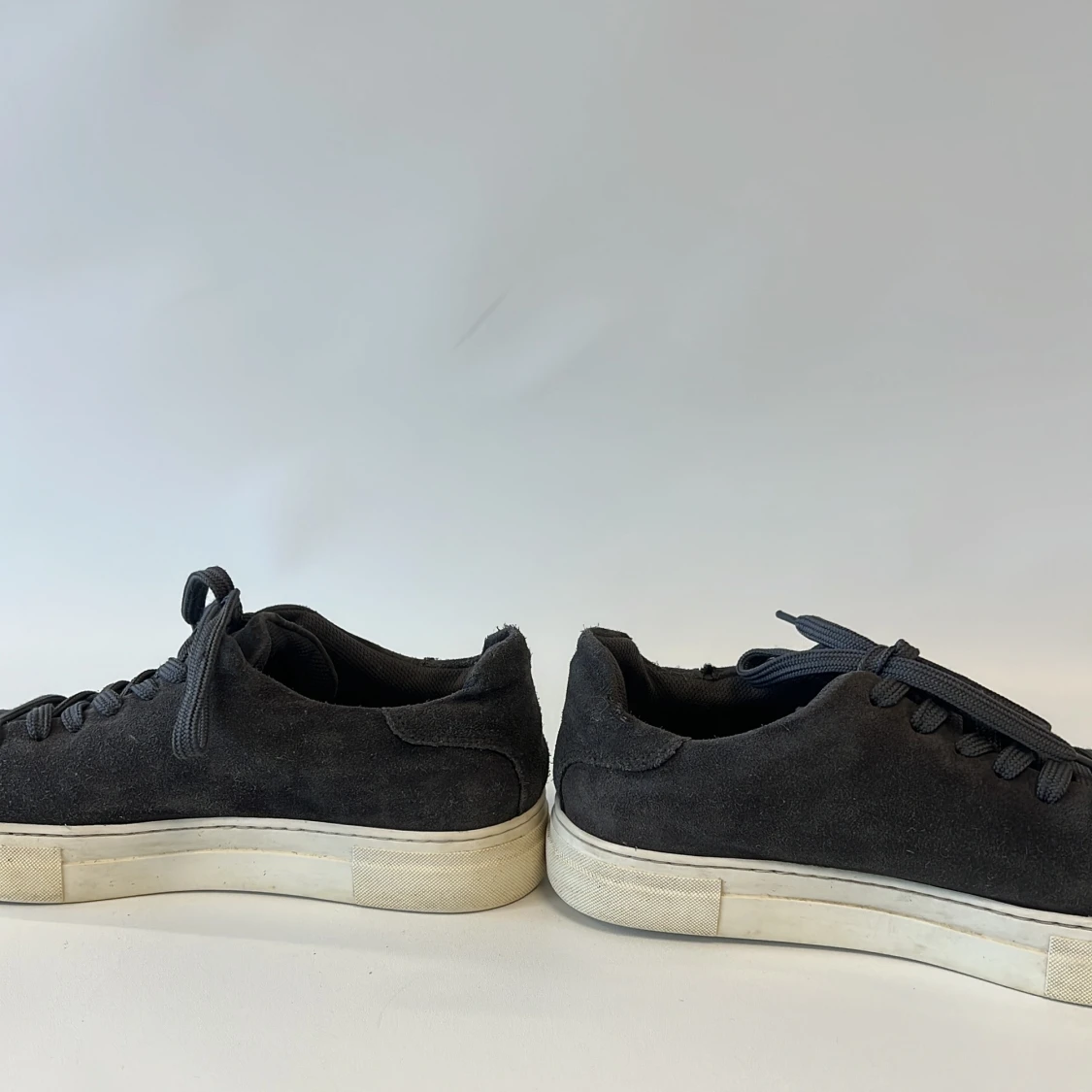 Mörkgrå mocka sneakers Selected Homme - 1