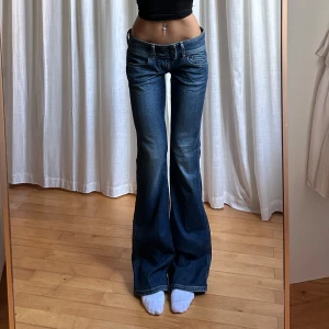 Lågmidjade jeans - Midjemått: 39 Innerbenslängd: 83 Grenhöjd: 18 Jag är 165cm⭐️