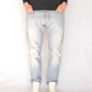 Jacob Cohën Jeans  - JACOB COHËN JEANS  Storlek : W34  Modell : 613  Mått : A = 44CM - B = 103CM  Användning : Jeansen är i fint skick utan defekter   Nypris : Cirka 5000SEK  Modellen på bilden är 182CM och väger 76KG