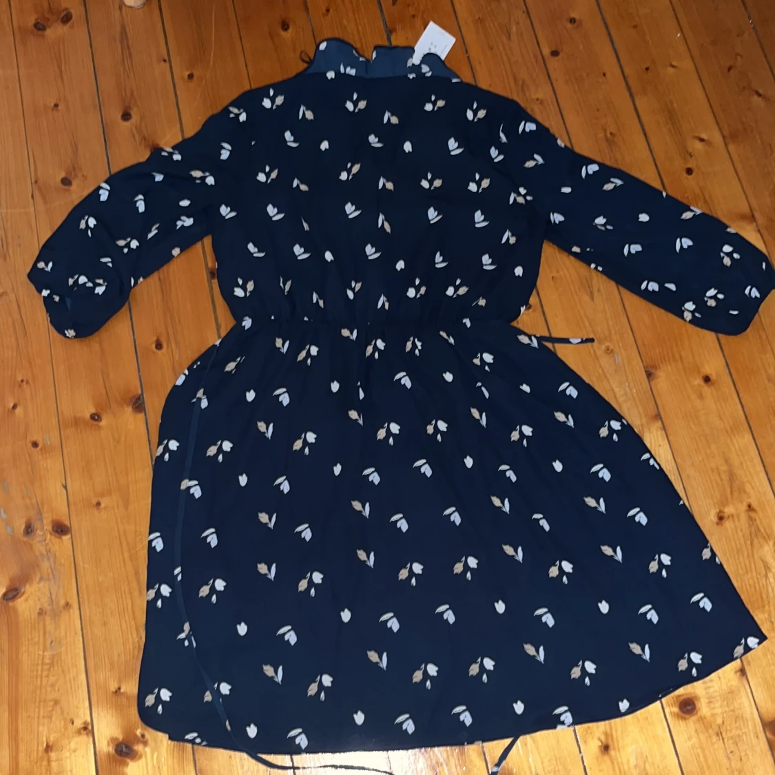 Mörkblå blommig klänning Holly & White - 2