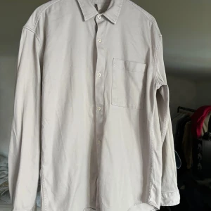 Skjorta från ASOS - Grå/beige skjorta från ASOS, i bra skick och sparsamt använt