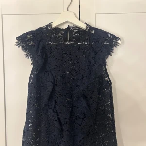 Mörkblå spetstopp  - Säljer denna supersöta topp ifrån Zara💞 den är i storlek m men skulle säga att den är lite mindre i storleken, kontakta mig vid frågor eller funderingar!!knappt använd och i väldigt fint skick