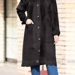 Svart manchesterrock med knappar - Snygg svart rock i manchester med raka linjer och stora knappar framtill. Jackan har långa ärmar, två praktiska fickor och en klassisk krage. Perfekt för dig som gillar stilren och enkel design.