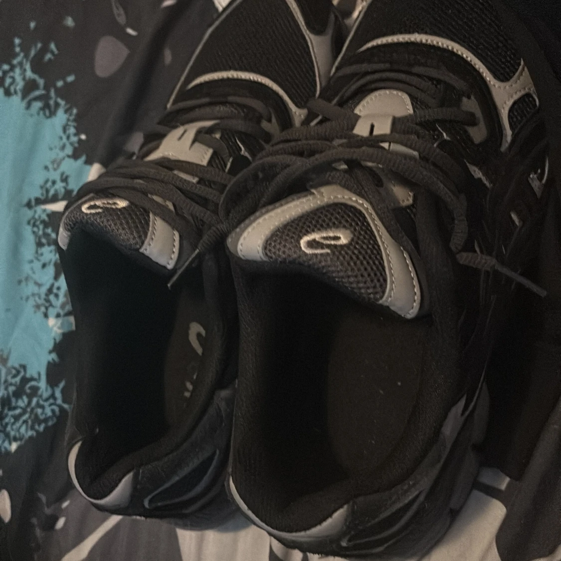 Svarta och grå Asics sneakers - 4