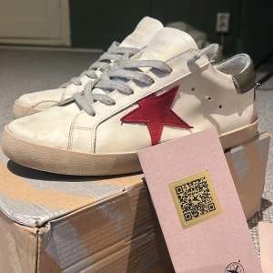 Golden Goose - Säljer nu mina golden goose skor då jag blivit sugen på något nytt⭐️ Skorna är i storlek 43 och passar som 43🪿De har en slitning i vänster sula som syns på sista bilden men är i övrigt i bra väldigt bra skick!✅Det är bara att höra av dig vid fler frågor.🙌