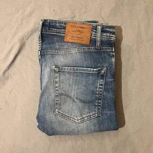 Nya ljusblåa Jack and Jones jeans  - Helt nya ljusblåa  jeans från Jack and Jones i storlek 31/32 Aldrig använda – bara testade! Sitter snyggt med en klassisk slim fit-passform och är i riktigt bra kvalitet, som alltid från Jack and Jones 