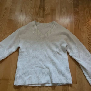 Vit stickad v-ringad tröja - Säljer en vit stickad tröja med v-ringad hals! I fint skick! 
