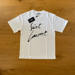 Saint Laurent t shirt  - Vit saint Laurent t shirt storlek M.                                  Helt ny 
