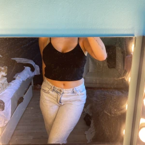 Svart linnetopp från Gina Tricot - En svart, croppad linnetopp från Gina Tricot med smala justerbara axelband och v-ringning. Toppen är enkel, perfekt att matcha med jeans eller kjol ☺️Tillverkad i mjuk bomull och är skön 