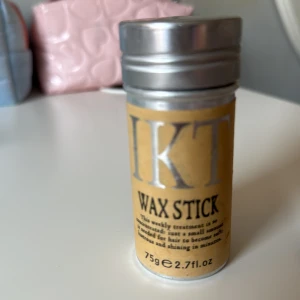 IKT Wax Stick för håret - En wax stick från IKT på 75g, perfekt för att styla och forma håret. Kommer i en smidig metallförpackning med skruvlock. Ger håret en mjuk och glansig finish. Enkel att använda och ta med i väskan.