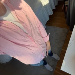 Polo Ralph Lauren skjorta - Rosa polo skjort med riktig skön passform, passformen är slim🙌🏽🙌🏽  Passar någon mellan 160-175 cm✌️ Hör av dig vid fler frågor💯