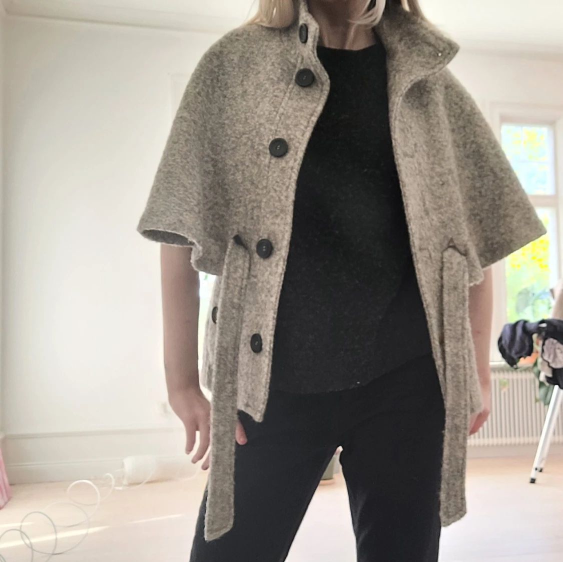 Grå cape med bälte och knappar - 2