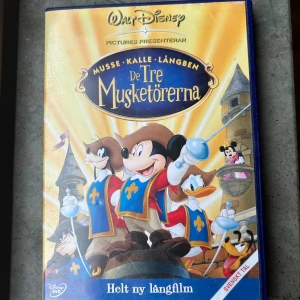 De tre musketörerna DVD - Barndom i dvdform!     Finns på språk: Svenska, Finska, Engelska, Isländska!  OBS!! skivorna är begagnade så det kan förekomma repor/hairlines på skivorna, men då jag kollar igenom alla filmer jag säljer garanterar jag att alla funkar felfritt om inget annat står! :)  Filmen har 2 hack där den stannar i 2-3 sekunder och hoppar till, men sedan fortsätter utan problem, alltså inget som hindrar uppspelningen, filmen funkar lika bra att kolla på ändå☺️