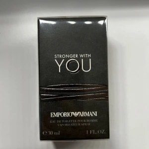 Emporio Armani Stronger With You - Stilren herrparfym i 30 ml flaska från Emporio Armani. Oöppnad, säljs pga ångrat köp. Riktigt fin parfym!