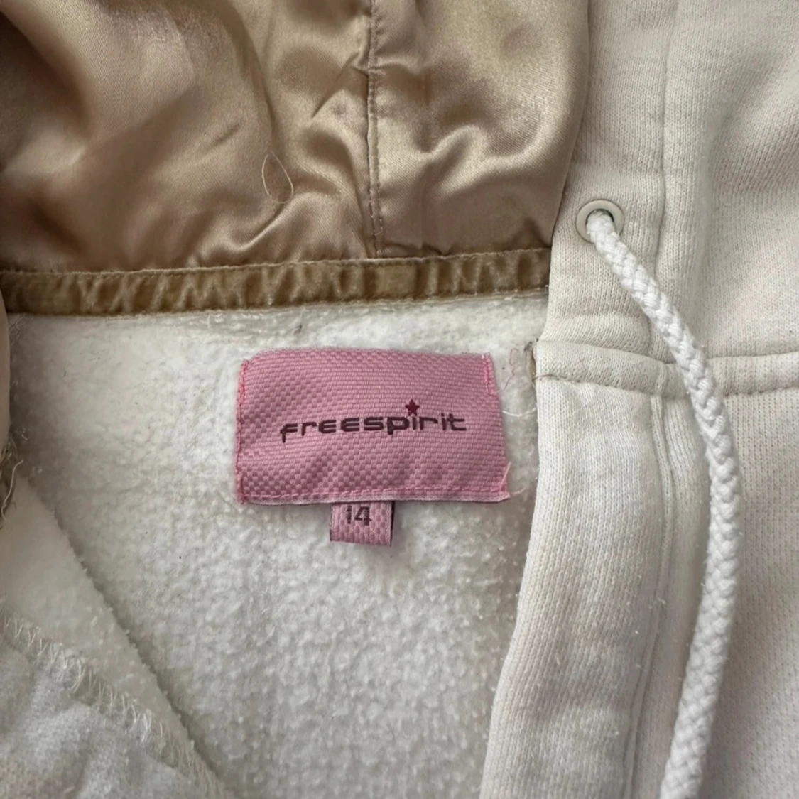 Krämvit hoodie från Freespirit med broderi - 4