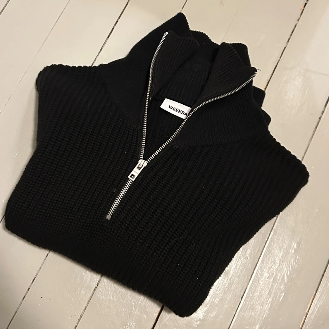 Svart stickad half zip-tröja Weekday - 1