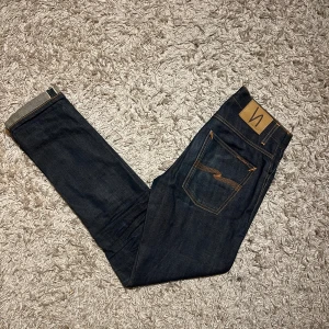 Dry Selvedge nudie jeans grim trim slim fit herr  - Dry selvedge nudie jeans modell grim trim i slim striaght passform. Nytt skick inga defekter, riktigt najs material. W29 passar 30 också, 100% organic cotton. Postas antigen samma dag som köp eller dagen därpå🙌💯