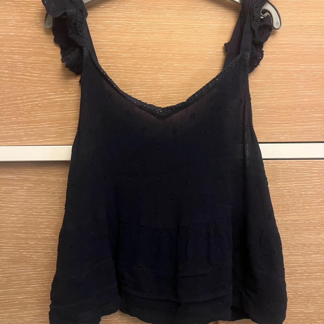 Mörkblå blus med spets från Superdry