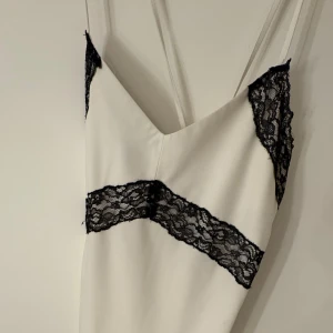 Spets klänning - Skit snygg klänning med spets upptill, väldigt classy. Aldrig använd heller! 🥰 Nypris:600kr