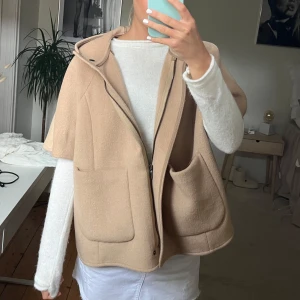 Kortärmad kappa  - Så snygg kortärmad kappa från Zara. Är i barnstorlek men sitter som en XS-M. Säljer pågrund av att den inte kommer till användning.