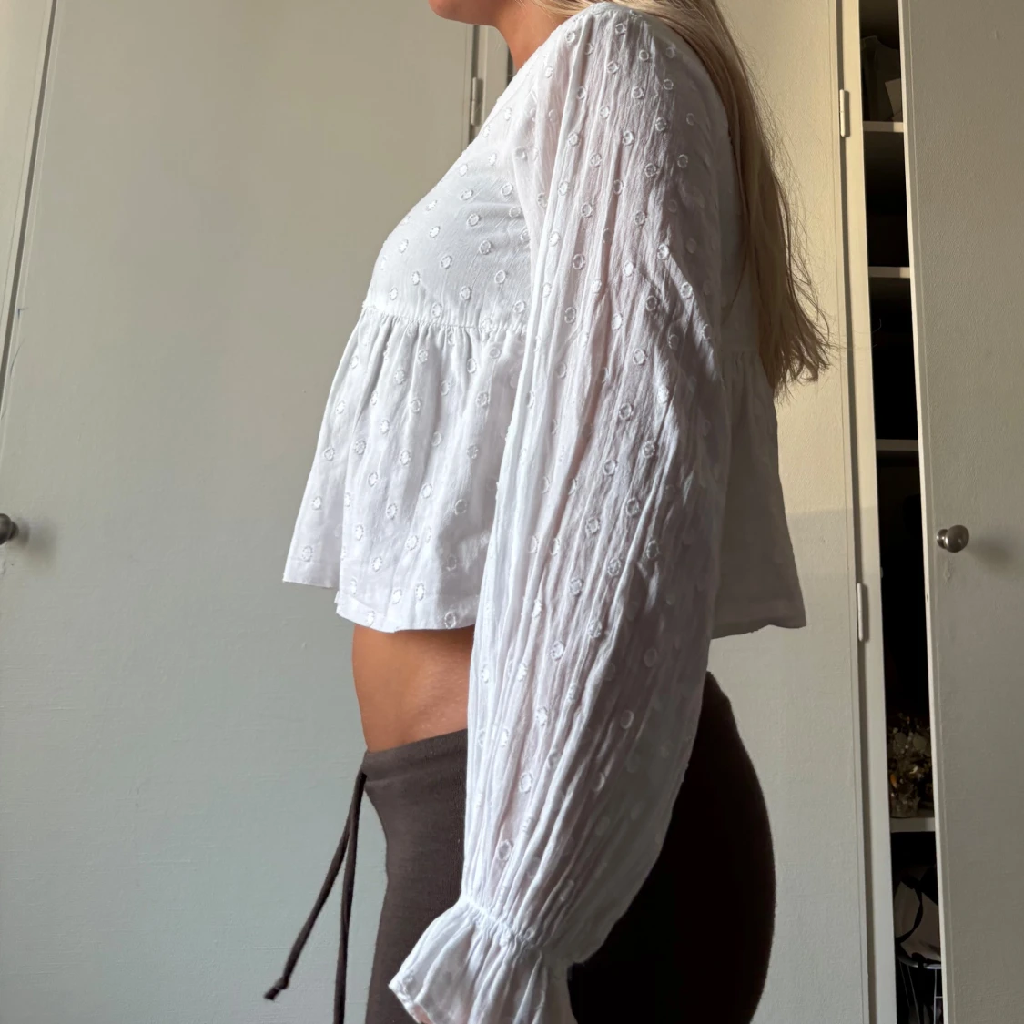 Vit prickig blus med volang - 1