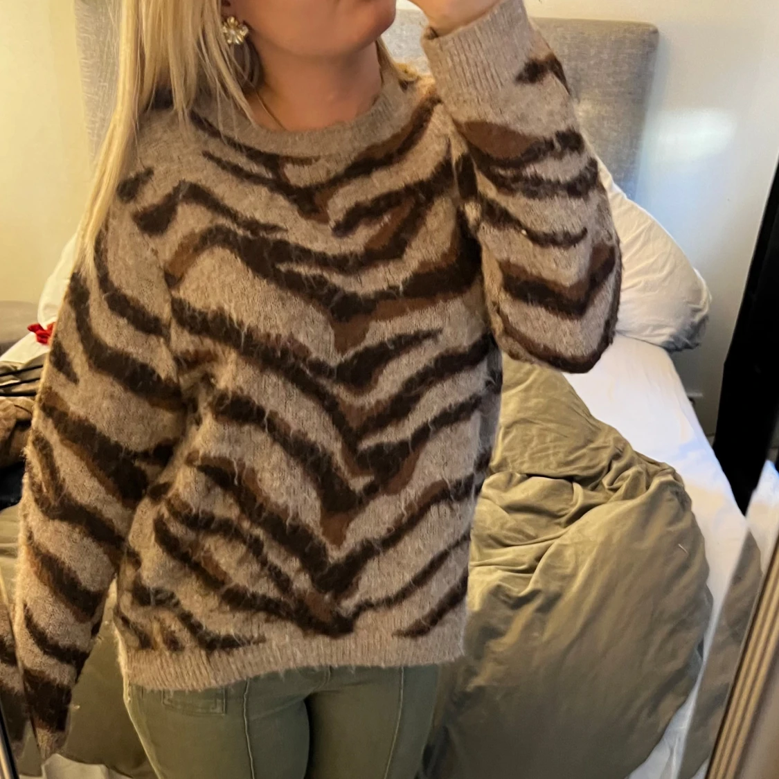 Beige zebramönstrad stickad tröja - 1