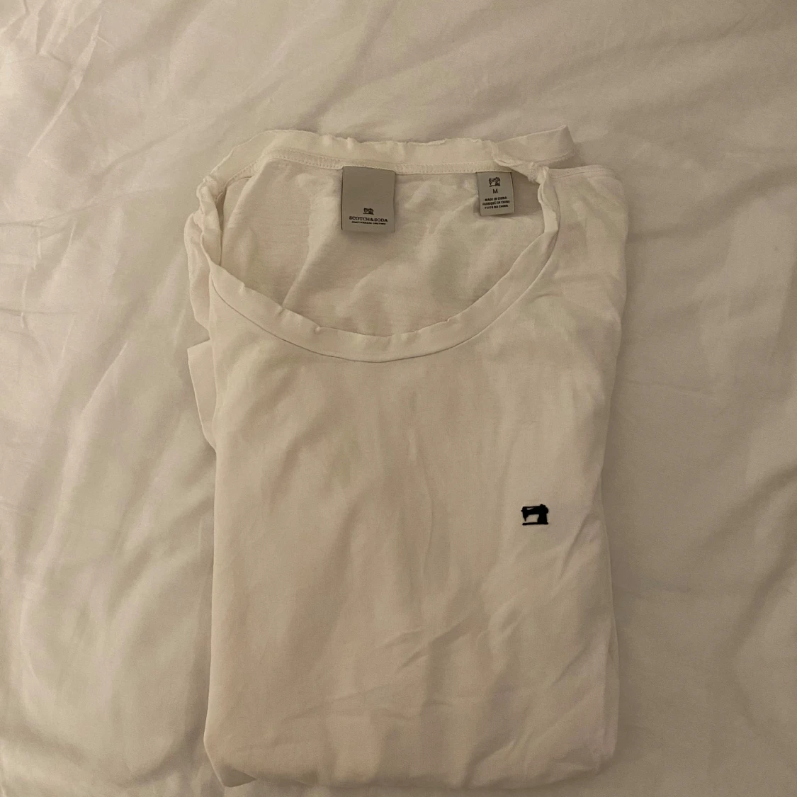 Vit t-shirt med symaskinslogga - 1