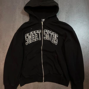 Oversized 100 % Cotton Boxy Zip Hoodie - 899 SEK i butik. 100% mjuk bomull, 320 gsm med borstad insida. Storlek M, passar M/L