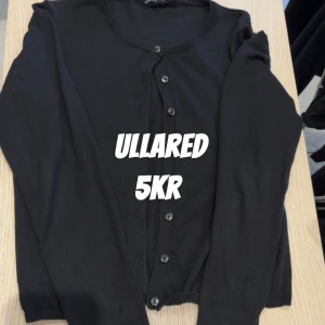 Svart kofta från Ullared - En klassisk svart kofta från Ullared med rund halsringning och knappar framtill. Perfekt att slänga över en t-shirt eller linne. Långärmad och i mjukt material som känns skönt mot huden.