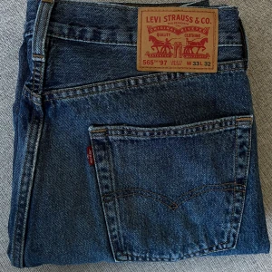 Levi's 565 blå jeans loose straight - Klassiska blå Levi's 565 jeans med loose straight passform. Jeansen har fem fickor, Levi's röda etikett på bakfickan och läderpatch i midjan. Tillverkade i slitstarkt denimtyg som ger en tidlös look. Passar mig som är 187cm och väger 80kg. Nästan helt nya!! Nypris 700kr