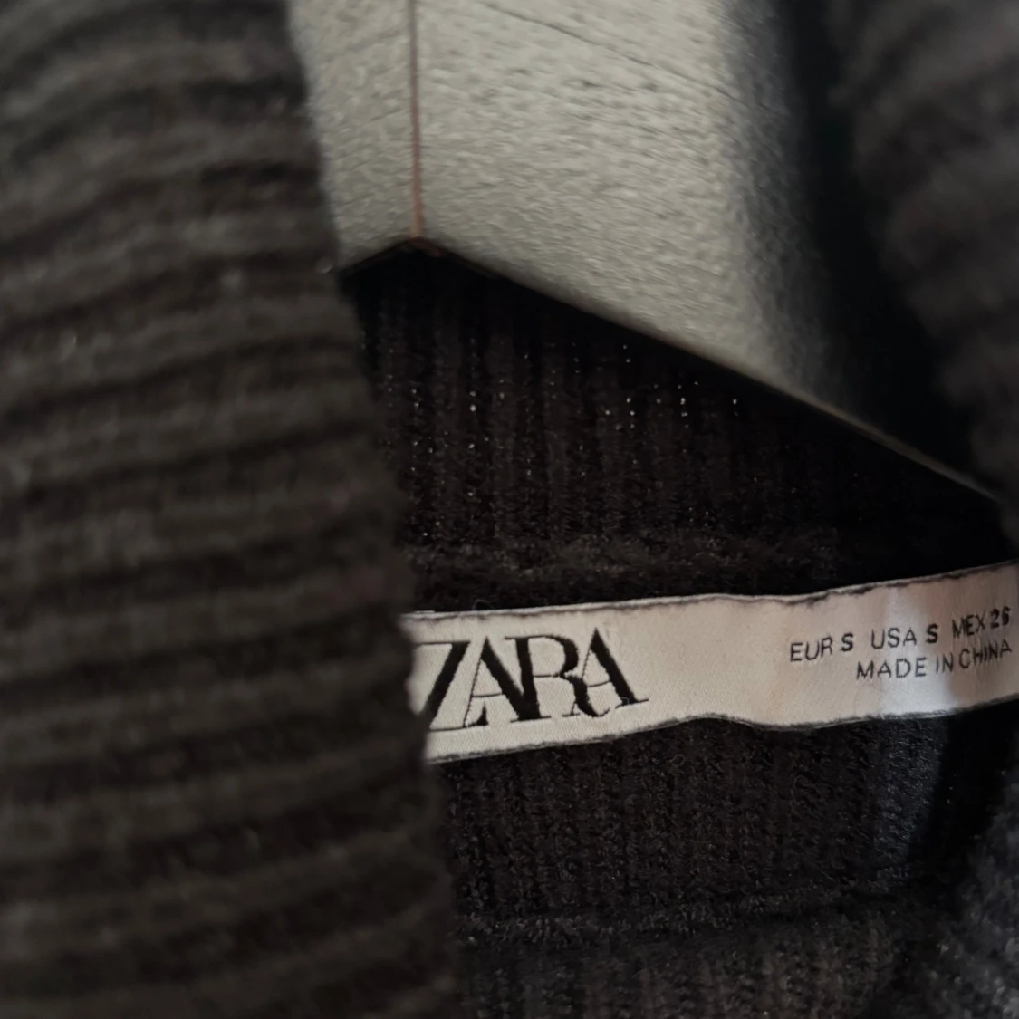 Svart polotröja med knyt från Zara - 2