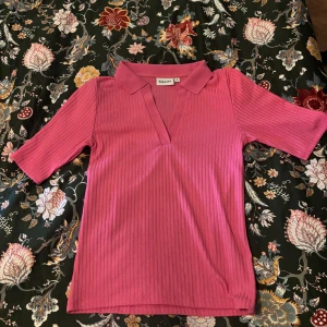 Ribbad rosa polotopp från Kappahl - Säljer en ribbad rosa polotopp från Kappahl med v-ringning och krage. Köpt för 299🩷