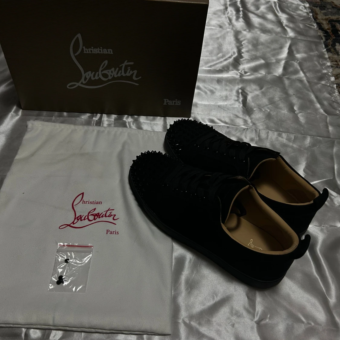Christian Louboutin svarta sneakers med nitar - 1