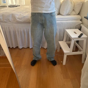 Dr denim jeans  - Dr denim jeans lite baggy. Säljer pga att jag inte använder dem. Jeansen är i nyskick använda ca 3 gånger. (Jag är 172cm) nypris 549