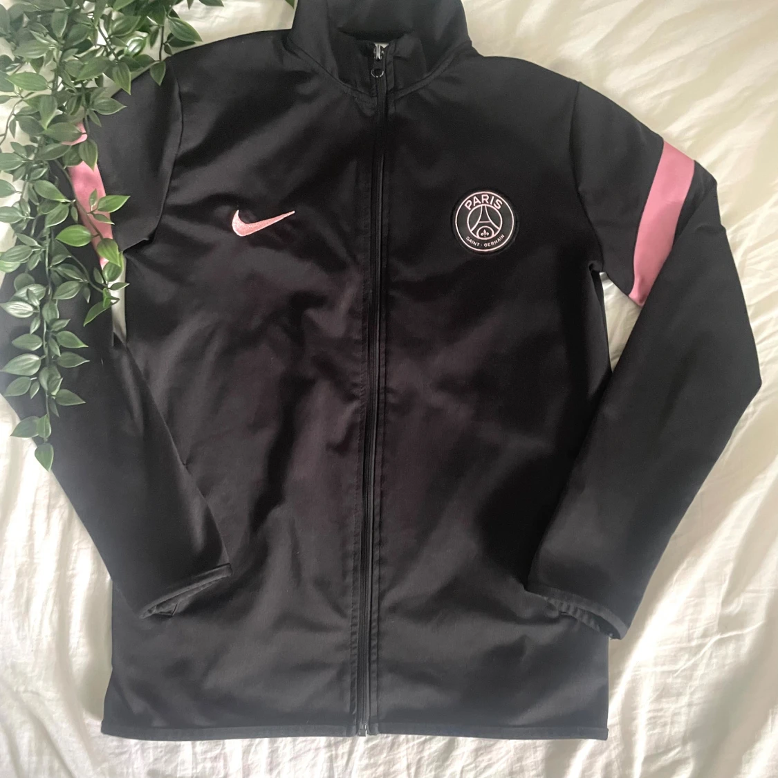Svart PSG Nike jacka med rosa detaljer