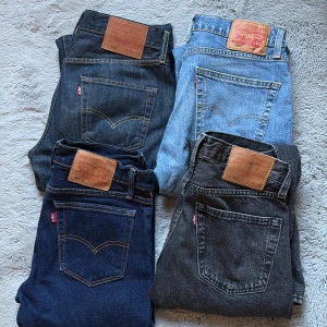 Levi's jeans 501 & 505 i olika tvättar - Fyra par Levi's jeans i olika tvättar: klassisk mörkblå 501, ljusblå 505, djupblå 505C och svartgrå 501. Alla har den ikoniska läderpatchen bak, raka ben och femficksmodell. Sälj pga ingen användning. Säljer gärna allt i ett. Fraktar dom och köparen står för frakten. 