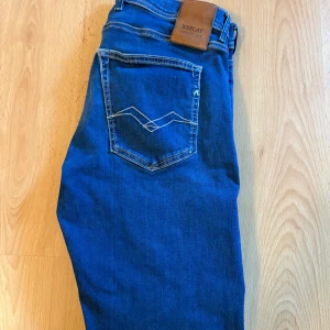 Replay Grover Hyperflex jeans blå 32 - Säljer dessa feta Replay jeansen! Storlek : W32 L32 | Skick 8/10 | Modell~Groover. Enda defekten är en liten bristning på framsidan under blixtlåset, men absolut inget som syns när dom är på! Kan gå ned i pris vid snabb affär🔥