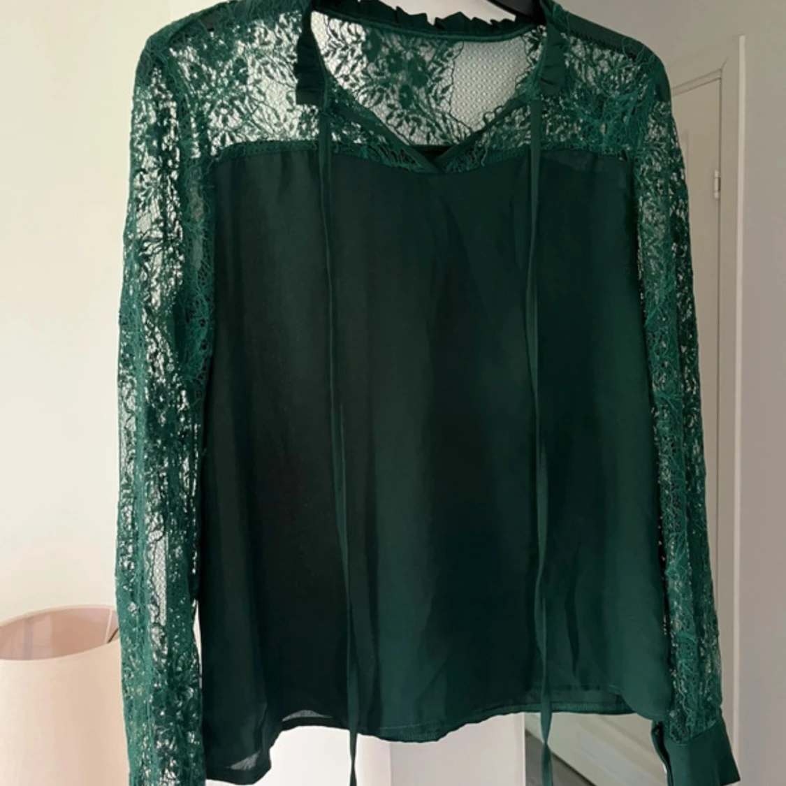 Grön blus med spets och knytband - 1