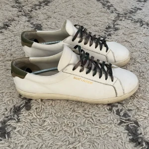 Saint Laurent Camo skor - Tja! Säljer nu dessa riktigt sällsynta Saint Laurent skor! | Storlek 43,5 - Skick 8/10 - Nypris +7,000kr - Inget og tillkommer- Hör av dig vid frågor!