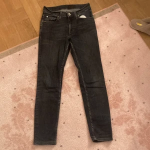 Svarta skinny jeans Tiger of Sweden ✨✨✨ - Snygga svarta skinny jeans från Tiger of Sweden, modell Kelly. Jeansen har klassisk femficksdesign, silverfärgade detaljer och är tillverkade i stretchig denim för en tight passform. Perfekta för dig som gillar stilrena och smala jeans. 💅💅💅